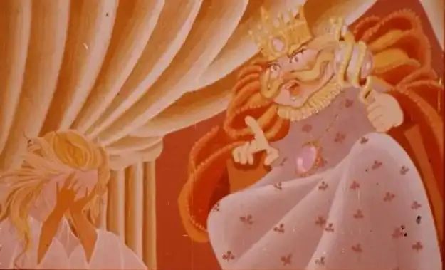 Scenă dintr-o poveste animată, cu un crai furios care strigă despre fata lui, afirmând că nu este urâtă și cerând să fie dusă departe.