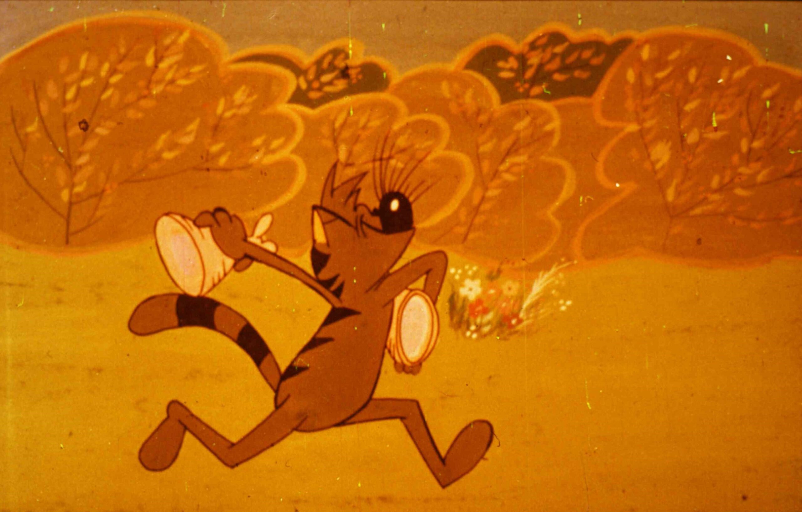 Un personaj animat sărbătorește succesul, alergând printr-un peisaj de toamnă.