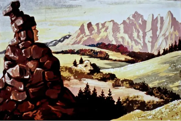 O pictură ce ilustrează o peisaj montan, cu o stâncă masivă în prim-plan și munți în fundal, acoperiți de vegetație, sub un cer luminos.