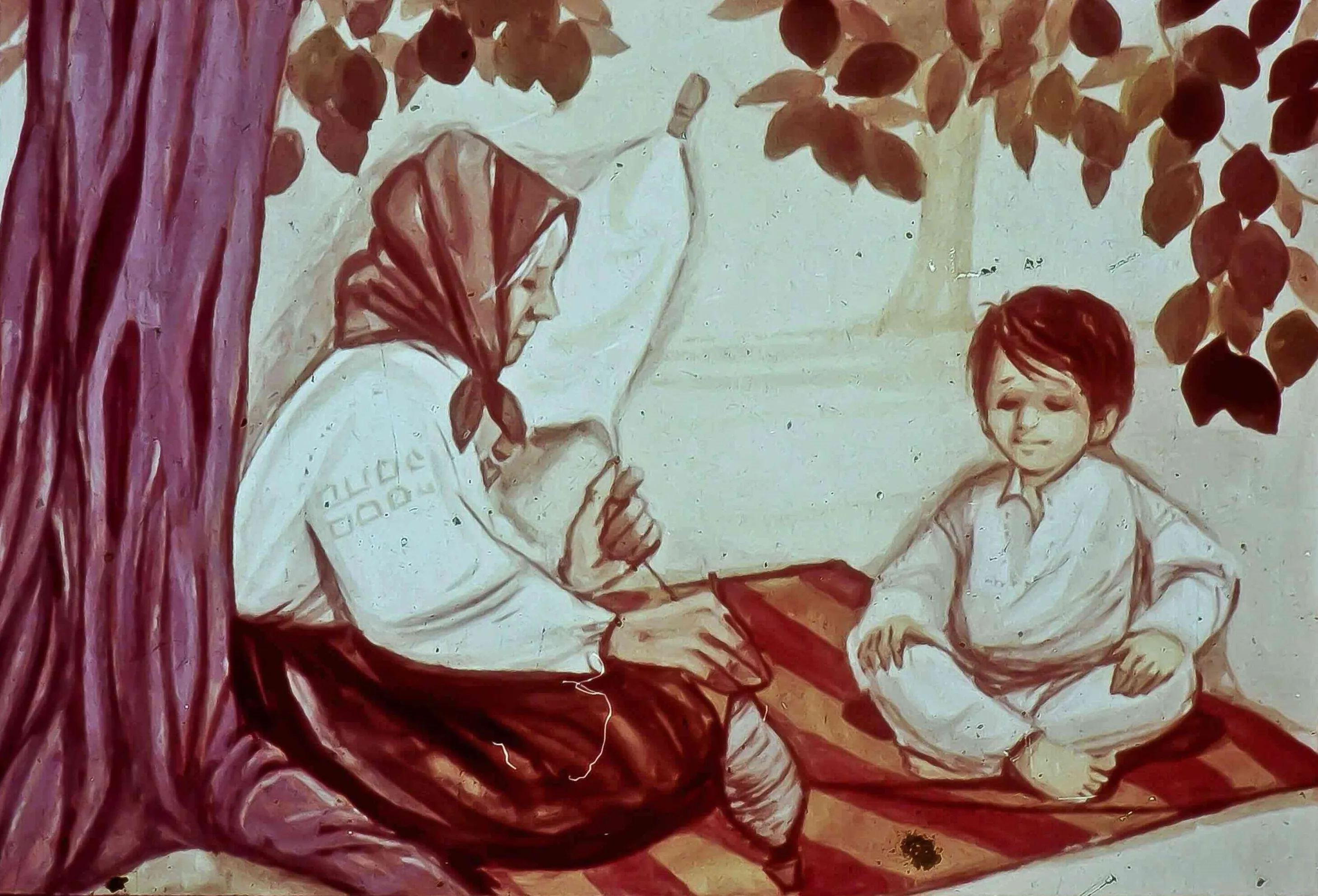 O femeie in varsta in fata unui copac, care canta la un instrument, alaturi de un baietel care o asculta, pe un covor.