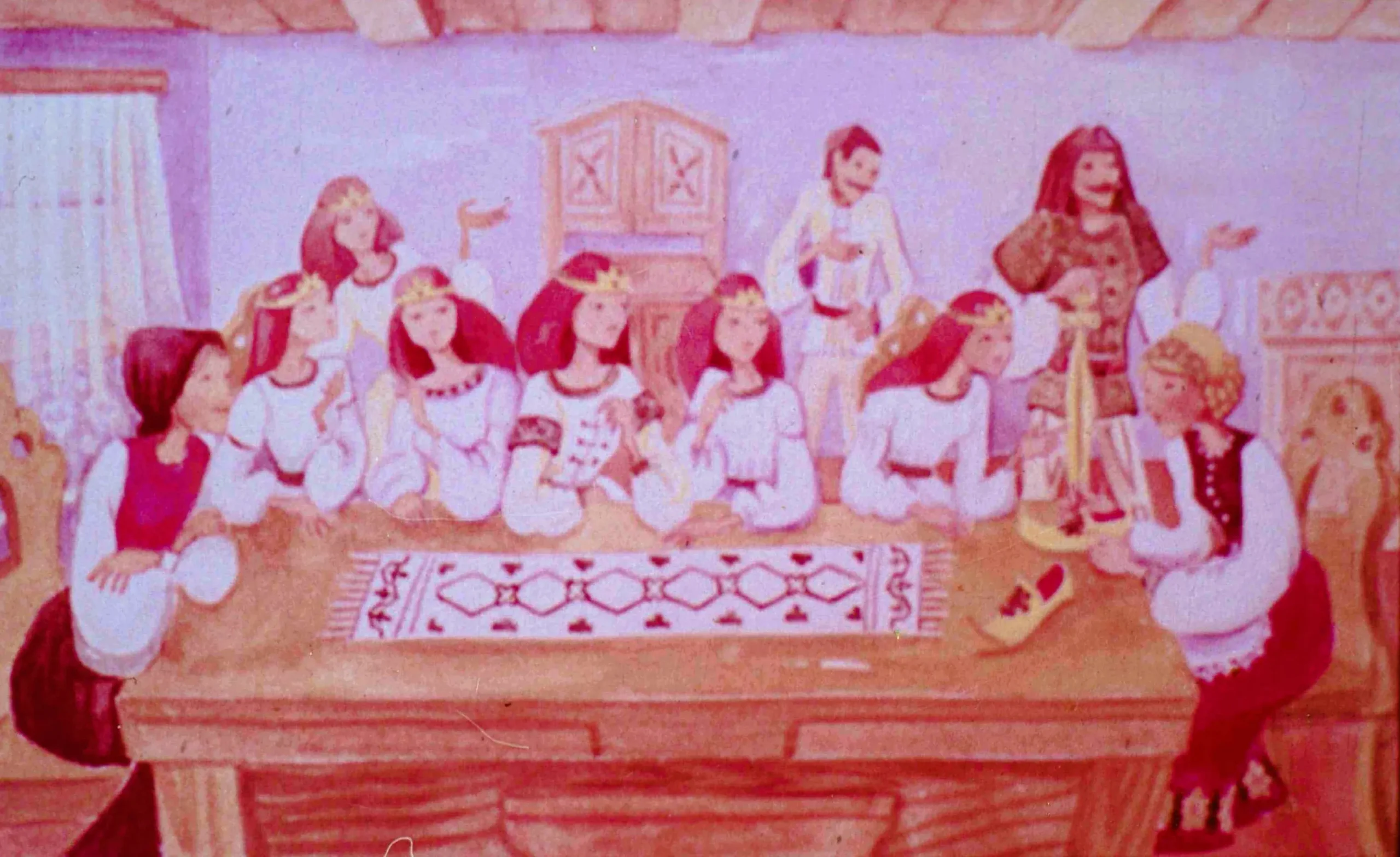 Ilustrație cu mai multe personaje la o masă, având un text în partea de jos ce povestește despre o fată și întâmplări cu părinții ei.