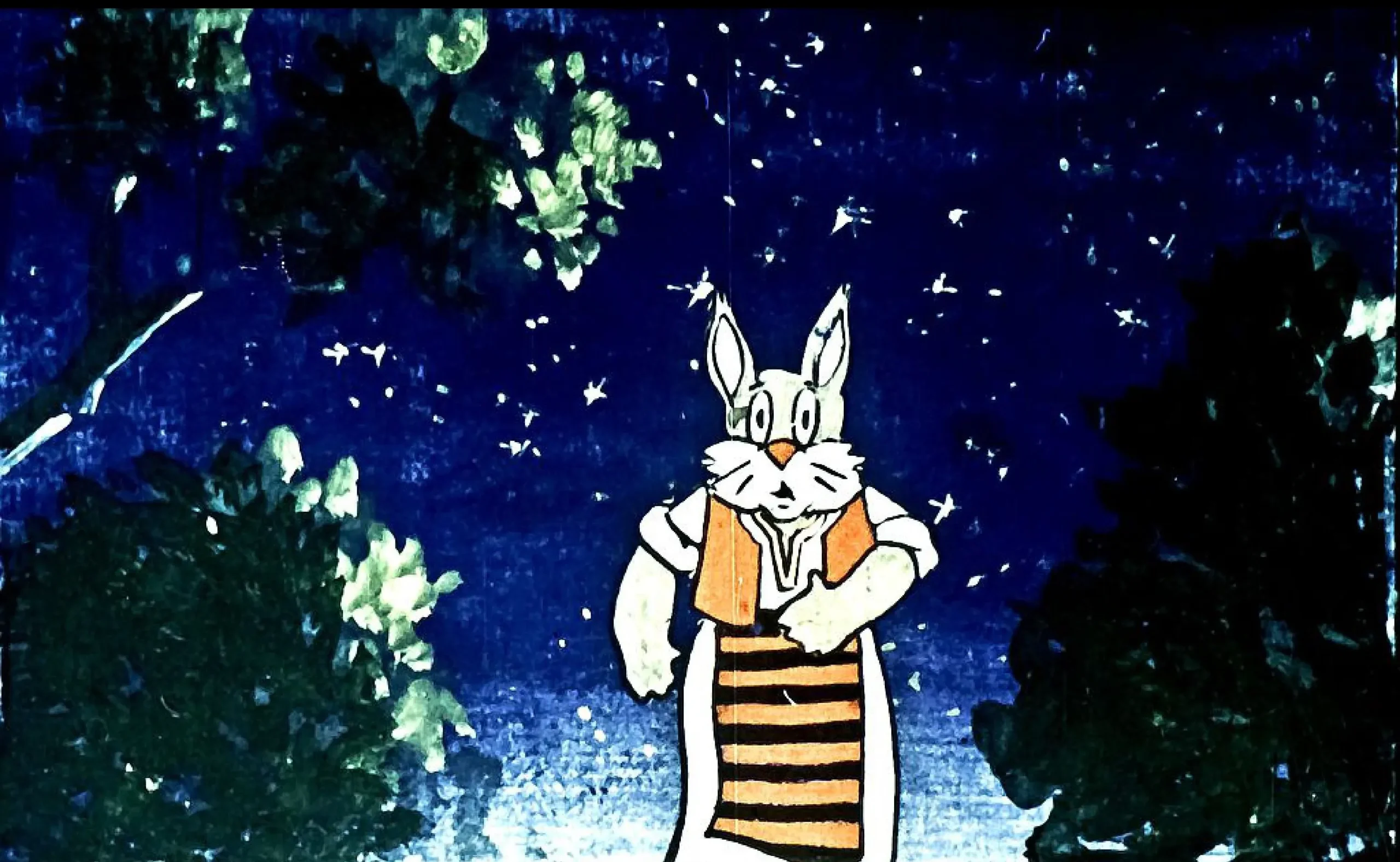 Un iepuraș îmbrăcat stă în pădure și privește curioas cum fugi un alt personaj.