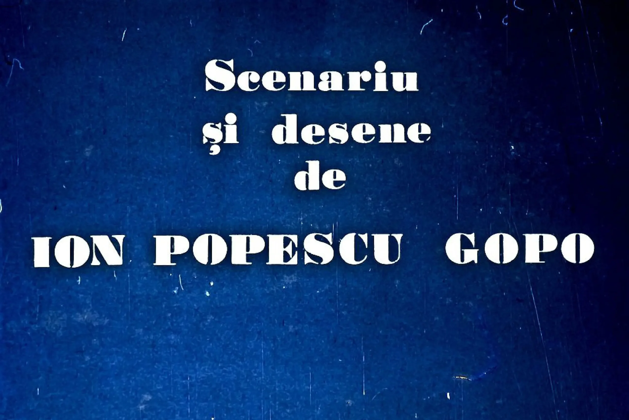 Text pe fundal albastru care include numele unui scenarist și desenator.