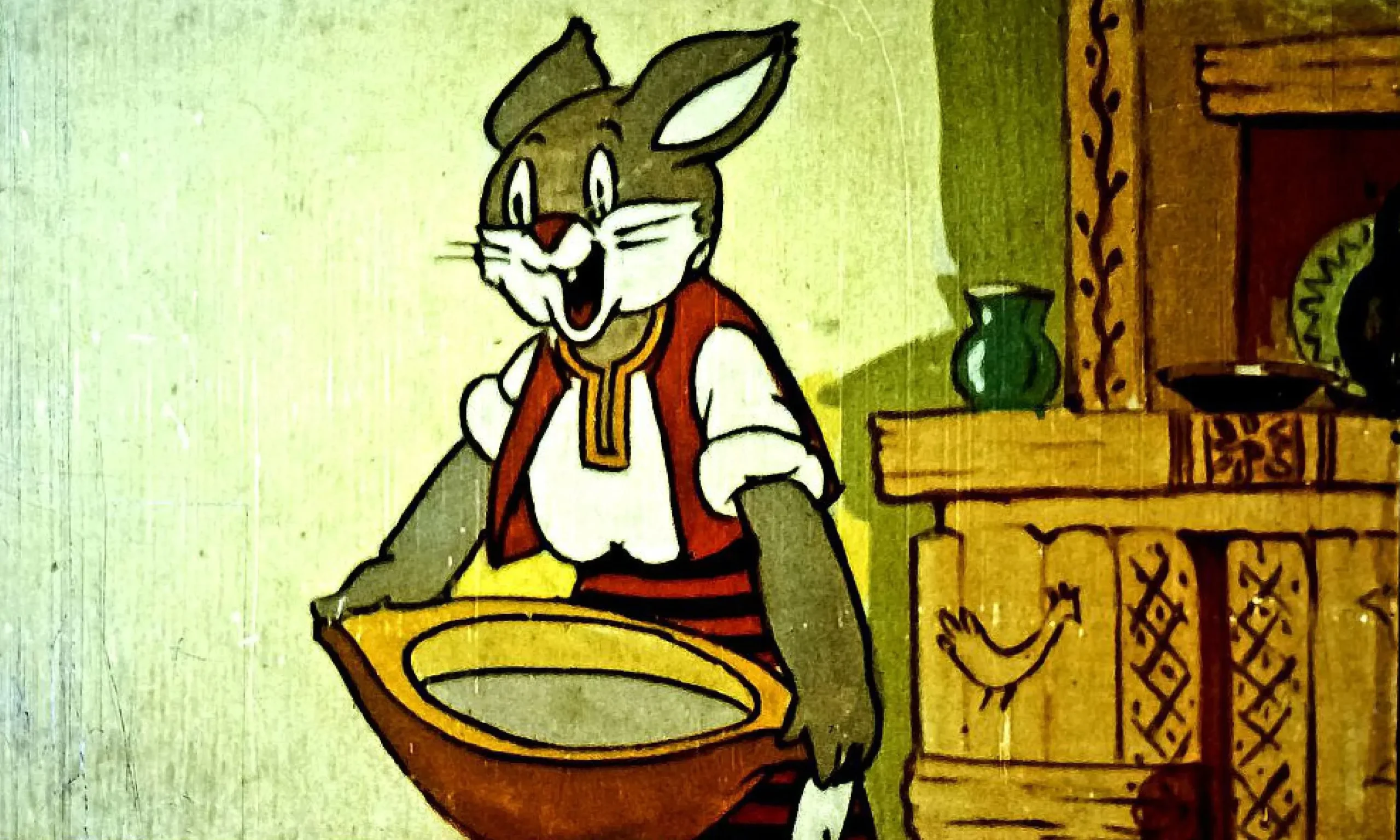 Un iepure îmbrăcat țărănește, ținând o copaie, în fața unei case tradiționale.