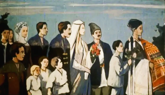 Imagine care prezintă un grup de persoane cu diverse haine tradiționale, unele având flori, și un text obscure pe fundal.