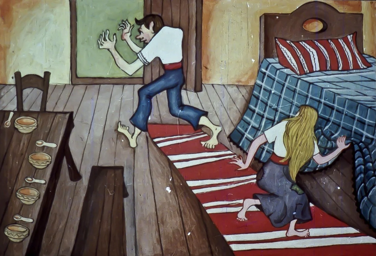 Ilustrație cu un ghebos speriat strigând și două personaje, unul fugind și altul ascunzându-se sub un pat.