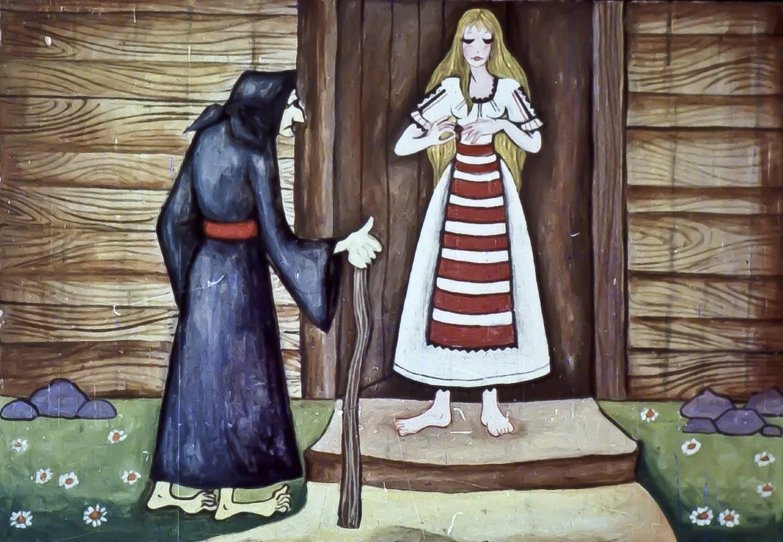 O ilustrație care înfățișează o vrăjitoare și o tânără într-o ușă, cu text sub imagine despre vrăjitoare și ceea ce îi aduce tânărului.