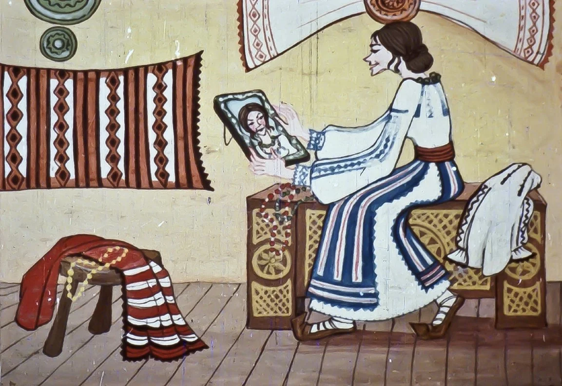 O femeie îmbrăcată într-o rochie tradițională se uită în oglindă și se întreabă dacă arată frumos.