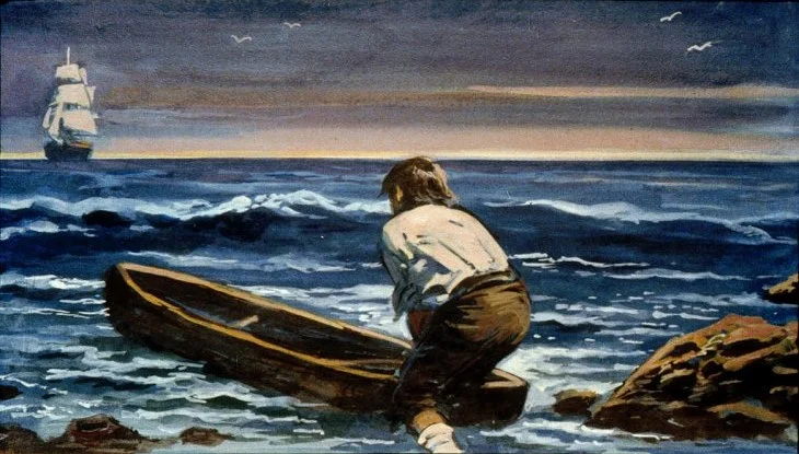 Un bărbat îndoaie o barcă pe malul mării, cu un peisaj maritim la apus și o navă în depărtare.