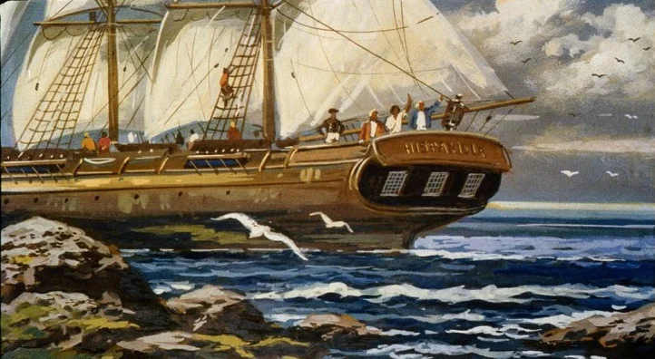 Ilustrație a unei nave vâsle cu numele HISPANIOLA pe bord, navigând pe un ocean cu valuri și seagulls în zbor.