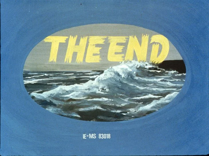 Imaginea prezintă marea cu valuri și textul 'THE END' într-un cadru oval.