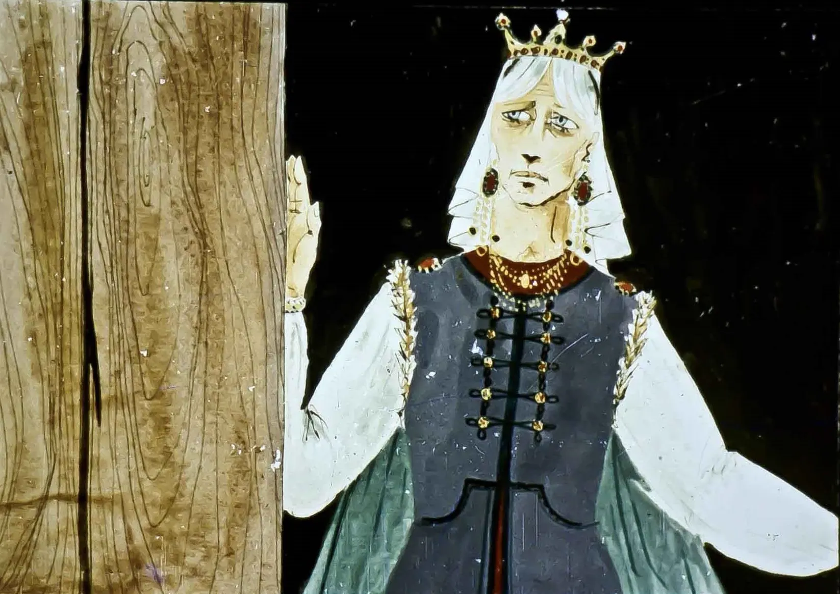 Imagine artistică cu un personaj regal stând lângă o poartă, cu text narativ scris pe fundal. 