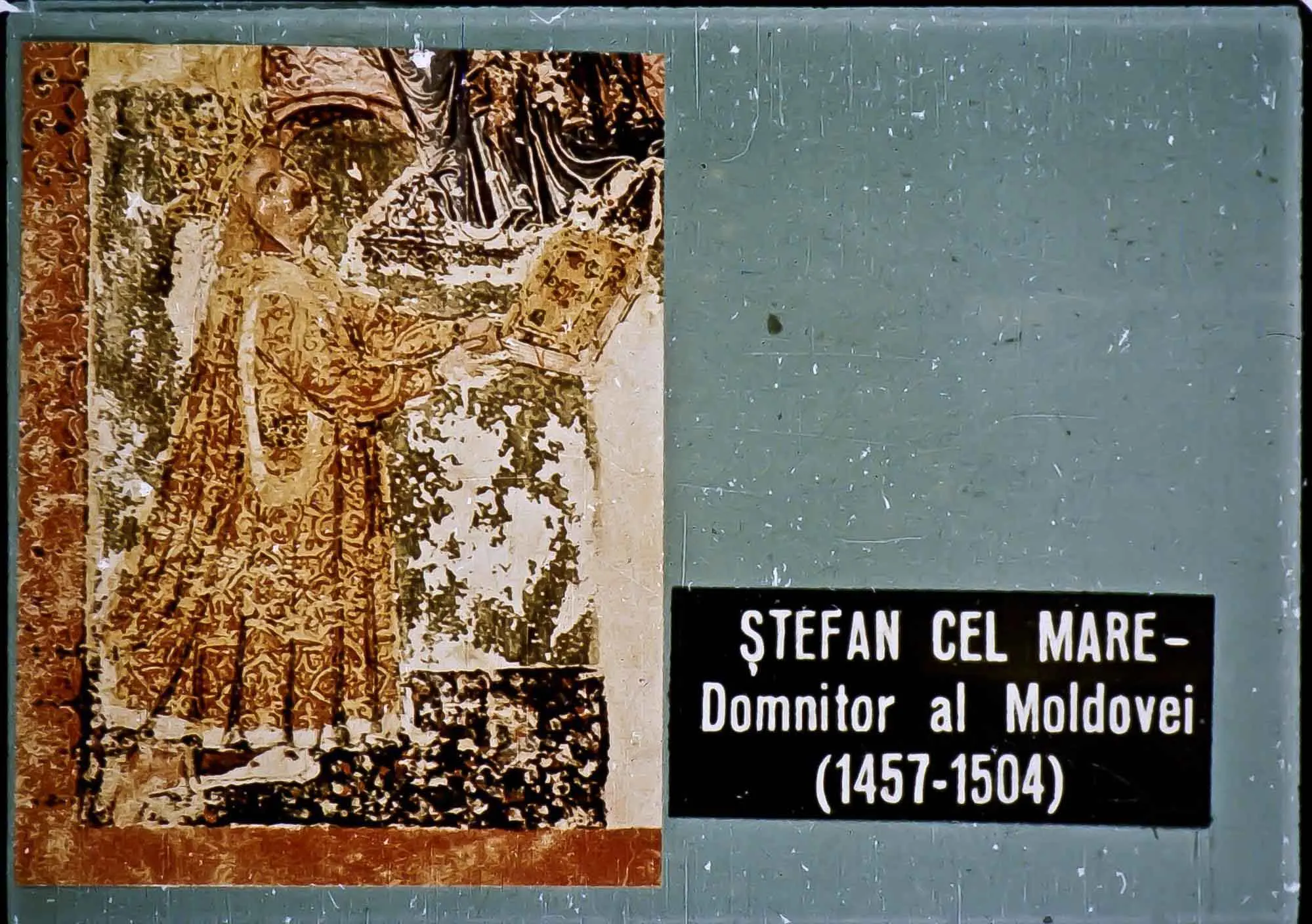 Imagine a unui tablou reprezentând pe Stefan cel Mare, cu inscripția denumind persoana și perioada sa de domnie.