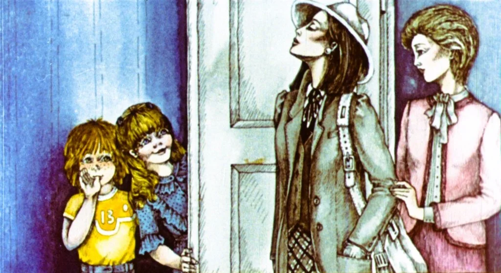 Două fetițe cu părul ondulat, la ușa unei camere, una îmbrăcată într-un tricou galben cu numărul 13, cealaltă într-o rochie albastră. O femeie elegantă, purtând o pălărie, intră în cameră, însoțită de o altă femeie îmbrăcată într-un costum roz.