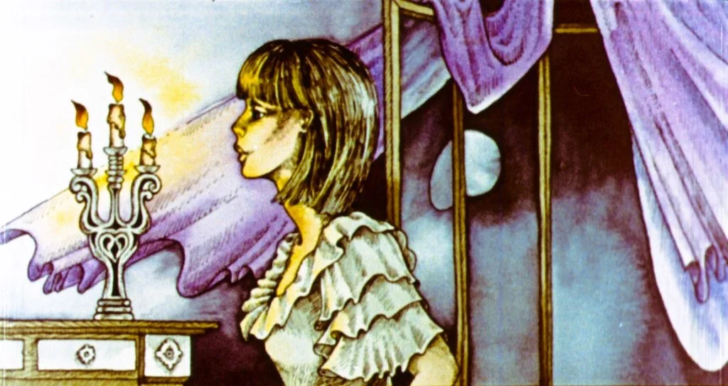 O ilustrație artistică a unei femei cu părul scurt, privind spre o lumânare aprinsă, în fața unui fereastră cu perdele mov.