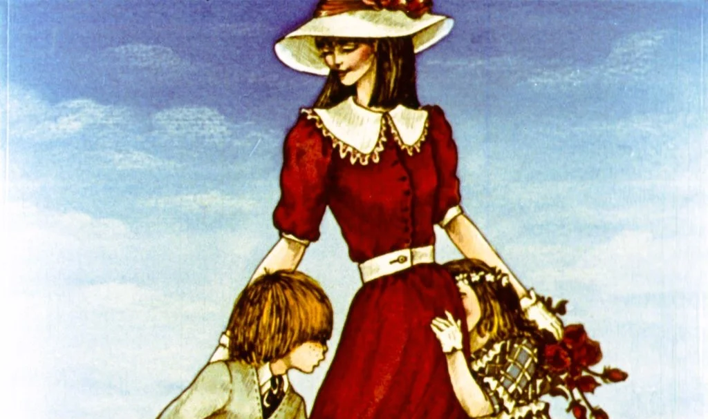 O femeie îmbrăcată într-o rochie roșie cu un pălărie albă interacționează cu doi copii, unul dintre ei ținând o buchet de flori, iar celălalt sprijinit pe ea.