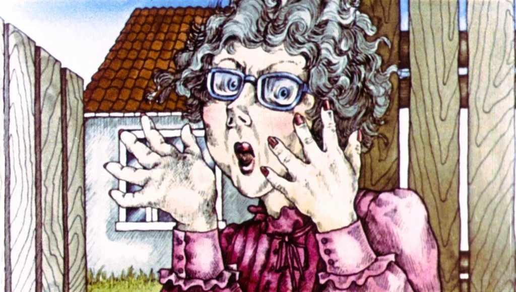 Ilustrație colorată a unei femei cu părul creț și ochelari, care își exprimă surprinderea într-o ținută roz, în fața unei case cu acoperiș roșu.