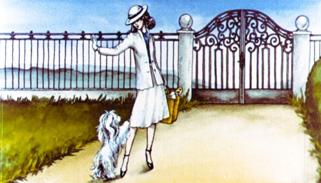 O femeie îmbrăcată elegant, purtând o pălărie, se află pe un drum pietruit, lângă o poartă ornamentată, ținând o punguță în mână, cu un câine lângă ea.