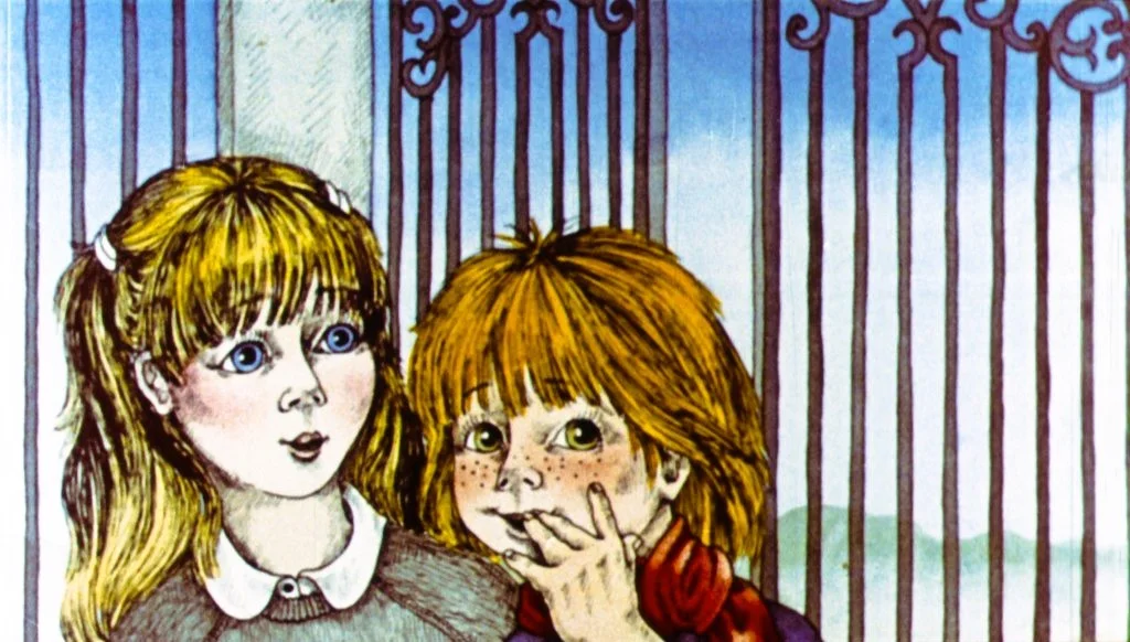 Ilustrație cu doi copii care discută lângă o poartă, unul dintre ei arată cu degetul spre buzele lui, sugerând un secret.