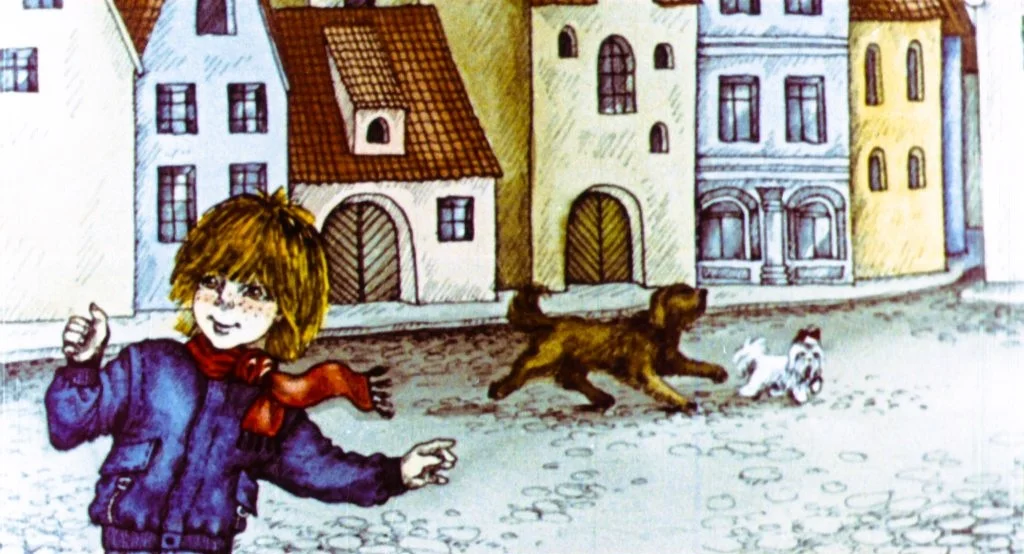 Ilustrare a unui băiețel cu părul blond în fața unor clădiri, zâmbind și îmbrăcat cu o geacă albastră și o fular roșu, în timp ce doi câini se joacă în fundal.