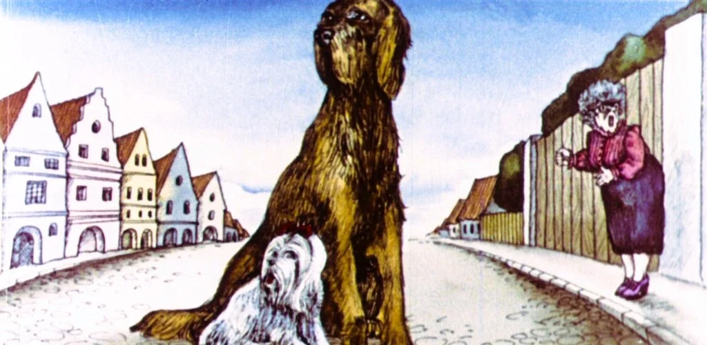 O ilustrație colorată cu un câine mare și unul mic pe o stradă într-un sat, iar o femeie în vârstă se află în fundal, privind în direcția câinilor.