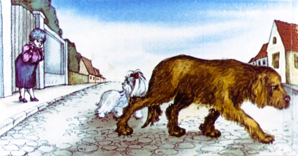 O ilustrație care prezintă o scenă pe o stradă, cu un câine mare ce merge pe trotuar, în timp ce un câine mic cu o panglică roșie îl urmărește. O femeie în vârstă observă scena de pe margine.