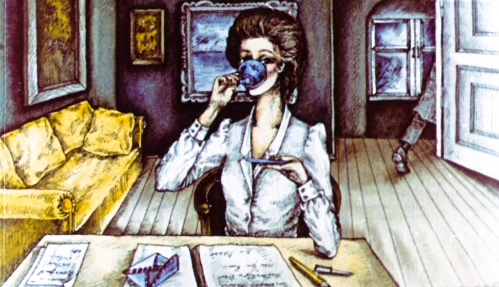 O femeie îmbrăcată elegant, cu păr ondulat, stă la un birou și bea dintr-o ceașcă albastră. În fundal se observă un canapea galbenă și un tablou pe perete. Lângă fereastră, o siluetă se îndreaptă spre ușă.