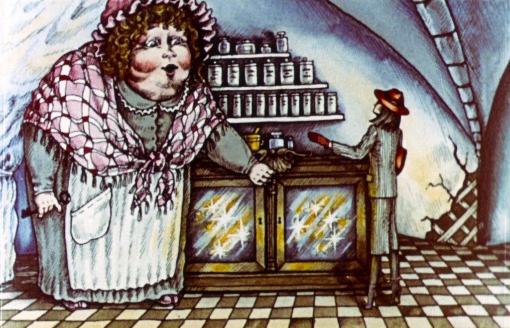 Ilustrație colorată cu o femeie grea, îmbrăcată cu o rochie și o eșarfă, stând lângă o vitrină plină cu borcane, în timp ce un băiat cu pălărie interacționează cu ea într-o încăpere cu podea de găurele.