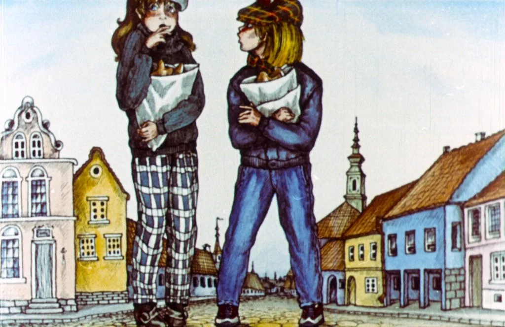 Imaginea ilustrează două personaje într-un peisaj urban, stând unul lângă altul, fiecare ținând în mâini pliante de hârtie, având îmbrăcăminte de iarnă, într-un decor de oraș pintoresc.