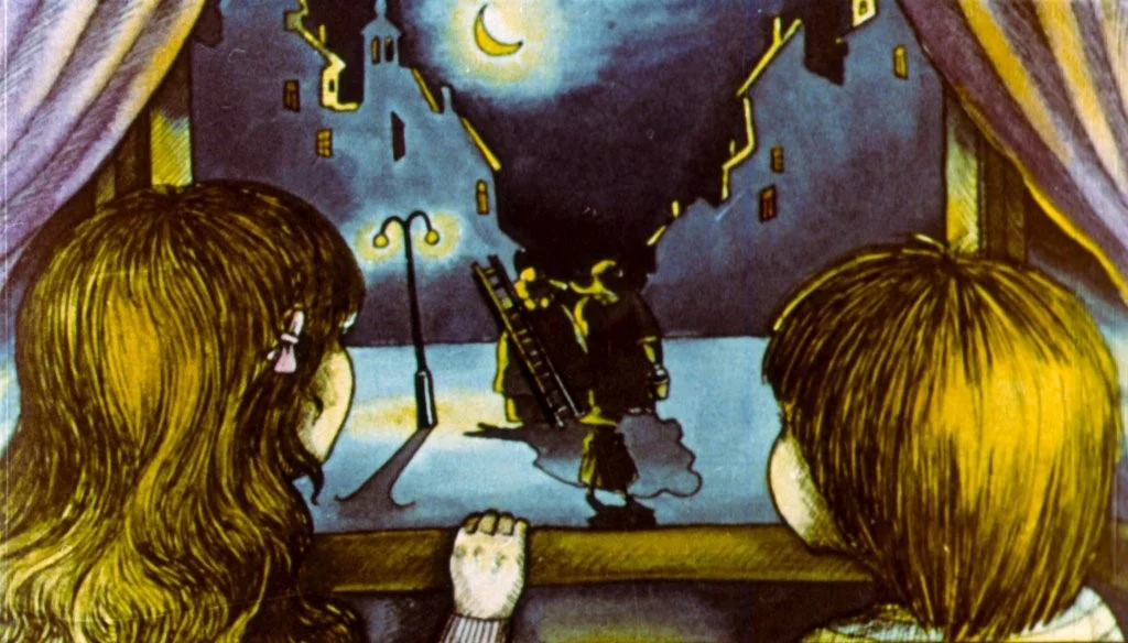 Ilustrație care arată doi copii privind pe fereastră, observând o scenă de noapte cu un pom și o scară lângă o clădire. Cerul este înstelat, iar luna este vizibilă.