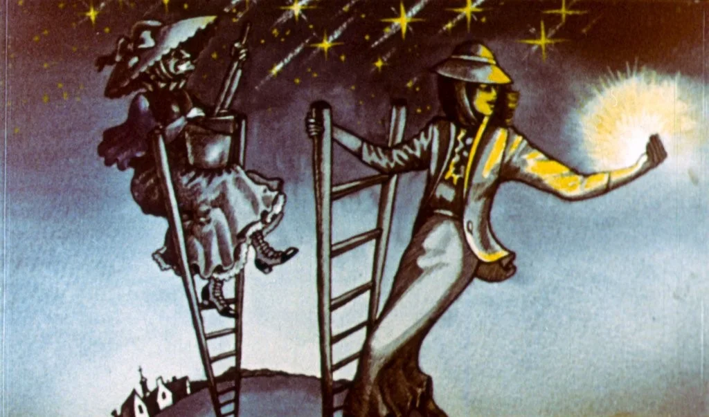 O ilustrație artistică în care două personaje, unul feminin și unul masculin, se află pe scări, înconjurate de stele strălucitoare, cu un peisaj de case în fundal.