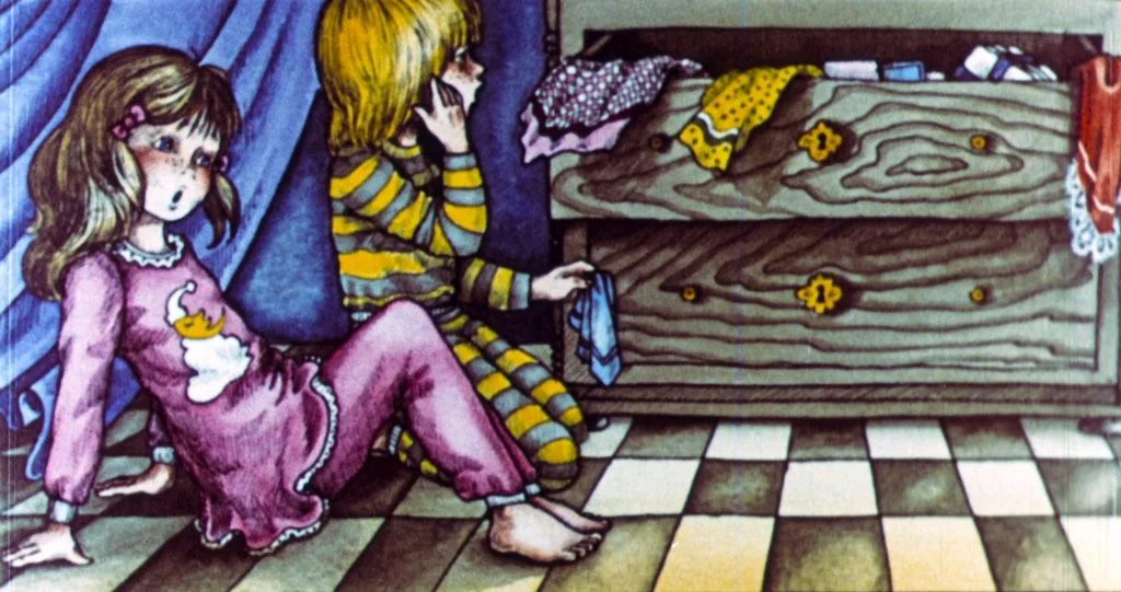 Ilustrație cu doi copii în fața unui sertar, un băiat îmbrăcat în pijama cu dungi și o fetiță într-o rochie roz, stând pe podea cu un aer curios.
