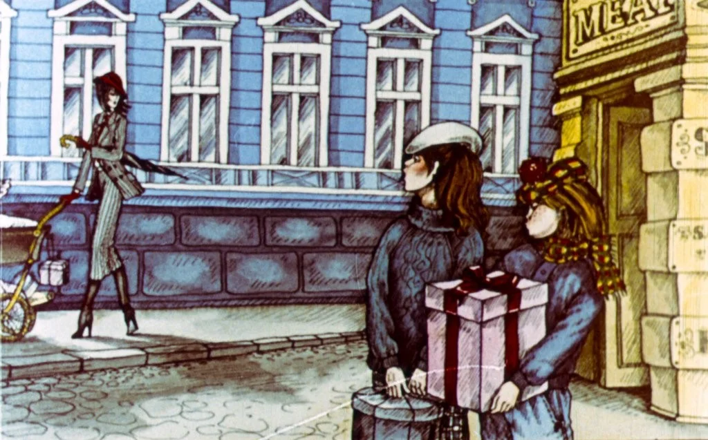 Ilustrație de stradă cu trei personaje; o femeie pe bicicletă, două femei cu bagaje și cadouri, în fața unei clădiri albastre.