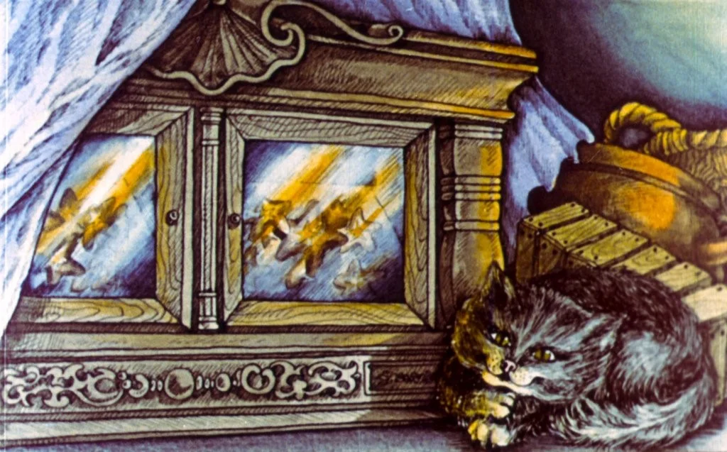 O ilustrație colorată care arată o ladă ornată cu două uși, în care se reflectă imagini abstracte de luptători. În prim-plan, un pisoi negru stă comod lângă ladă, iar pe fundal se văd un obiect de ceramică și o cutie de lemn.