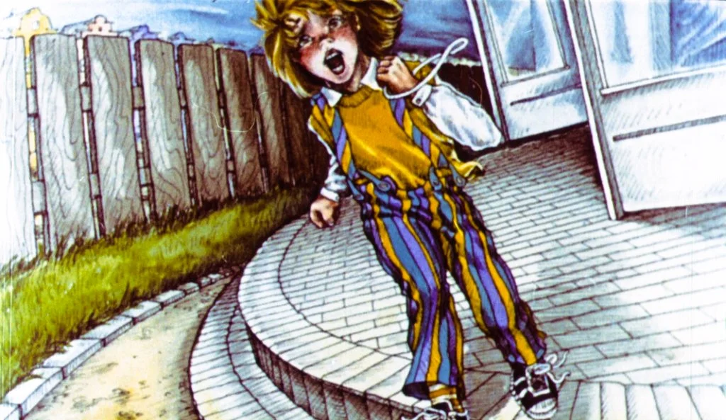 Ilustrație colorată a unui copil cu părul ondulat, purtând o bluză galbenă și pantaloni dungati, strigând în timp ce merge pe trotuar, cu o atmosferă de exterior.