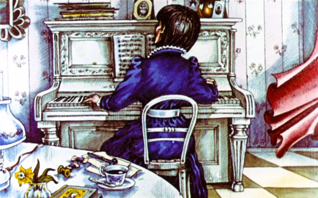 O fată cu părul scurt îmbrăcată într-o rochie albastră stă la un pian alb. Pe masă se află o cană de ceai, flori și câteva obiecte decorative.