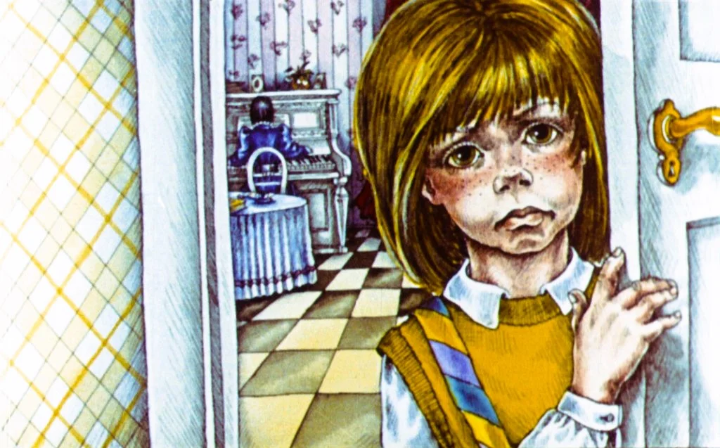 Ilustrație cu o fetiță cu părul blond, îmbrăcată într-un pulover galben, care se uită trist printr-o ușă deschisă. În fundal se vede o cameră cu un pian și o masă acoperită.