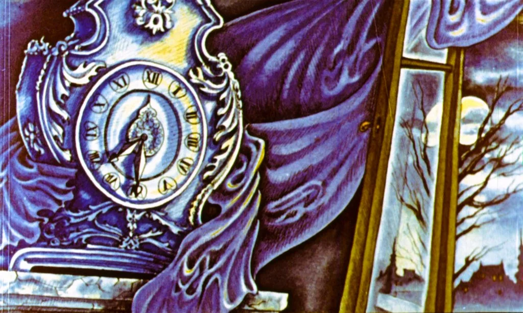 O pictură stilizată a unui ceas vechi, cu cadran și vârf decorativ, pe un fundal cu draperii mov și o fereastră care oferă o vedere asupra unui peisaj nocturn.