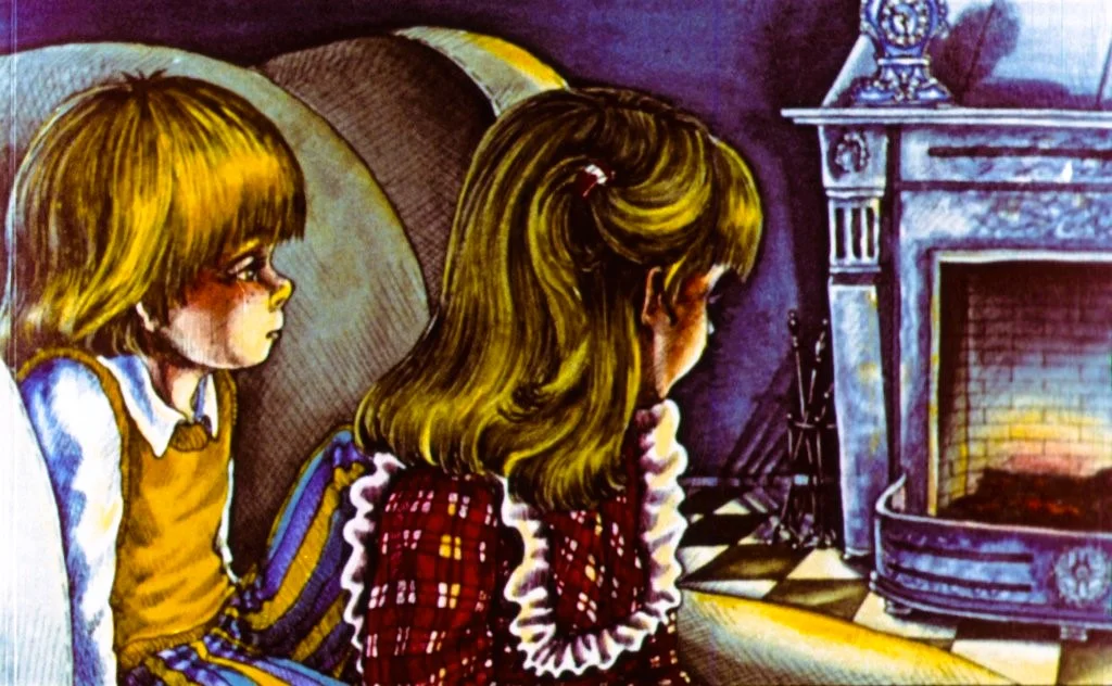 Ilustrație cu doi copii așezați pe o canapea, privind către un șemineu. Un copil are părul blond și o expresie preocupată, iar celălalt are părul castaniu și poartă o rochie cu dungi.