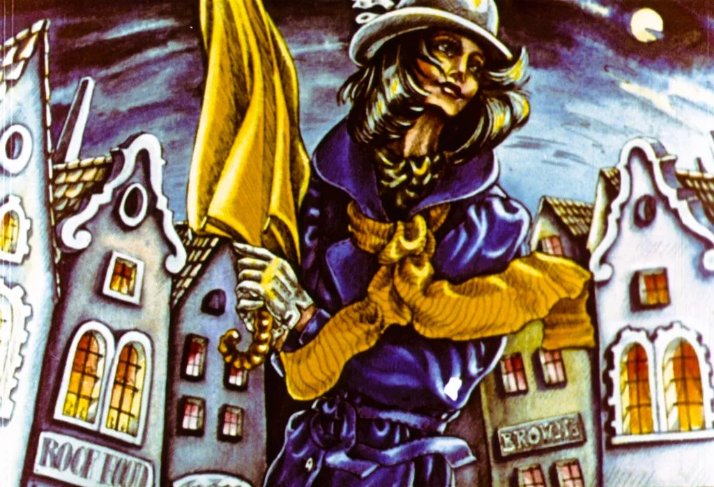 Un personaj misterios îmbrăcat într-o haină albastră cu o umbrelă, stând în fața unor clădiri vechi, sub un cer de noapte.