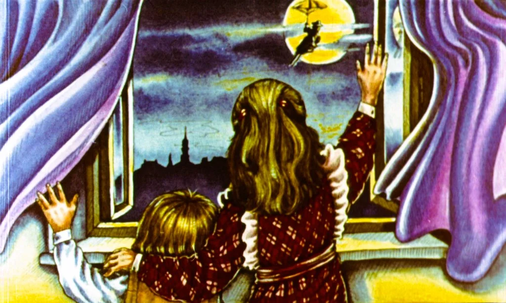 Ilustrație care prezintă două personaje, un copil și o femeie, privind pe fereastră către luna plină și o siluetă zburătoare, cu perdele mov și un peisaj urban în fundal.