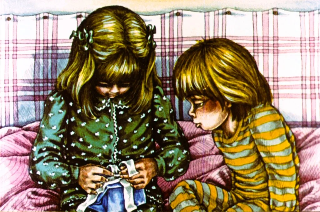 Ilustrație cu doi copii pe o canapea, unul îmbrăcat în pijama cu dungi iar celălalt într-o rochie cu buline, concentrându-se asupra unei activități comune.