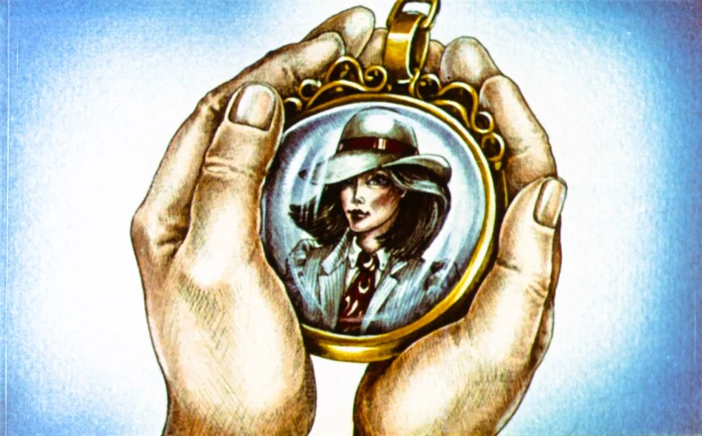 O ilustrație care prezintă două mâini care țin un medalion cu o imagine a unei femei purtând o pălărie și o haină elegantă.