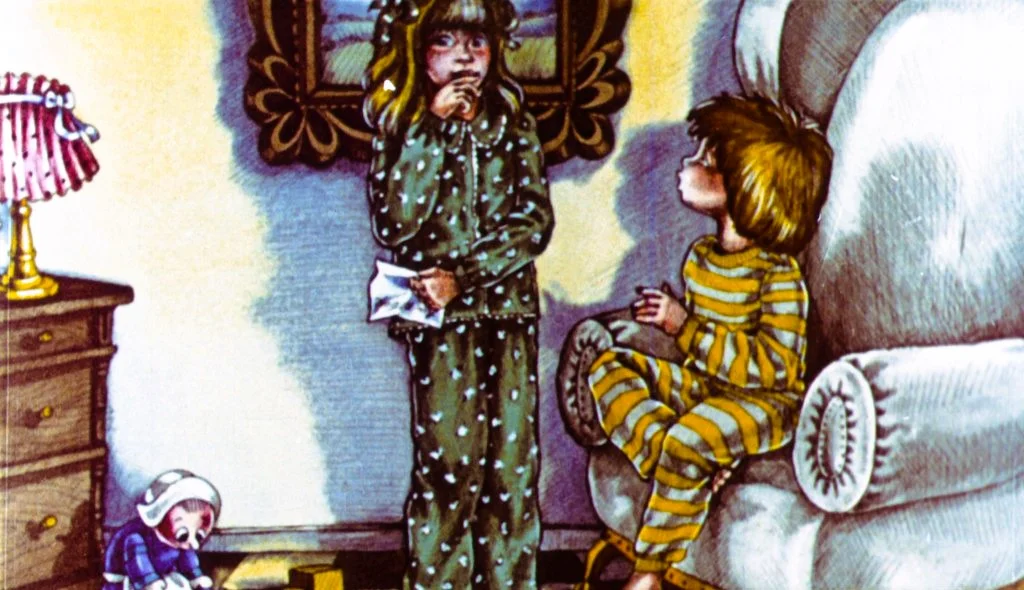 Ilustrație cu doi copii în pijamale, unul stând pe un fotoliu și celălalt stând în fața lui, într-o cameră cu un lampadar și un popou de păpușă.