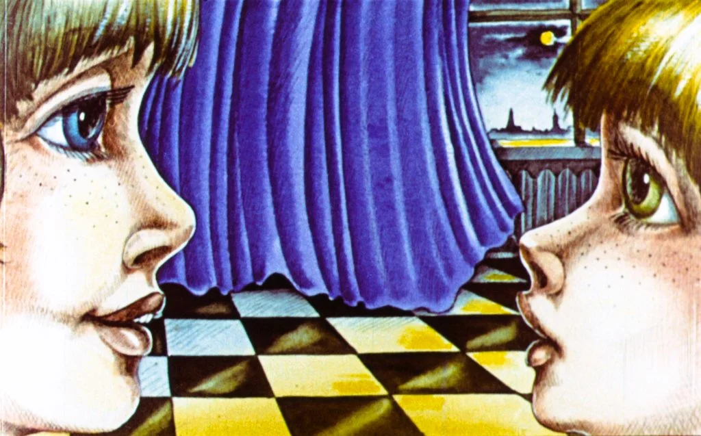 Imagine reprezentând două fețe de copii, privindu-se unul pe altul, într-o cameră cu un săculeț albastru și un peisaj vizibil printr-o fereastră.