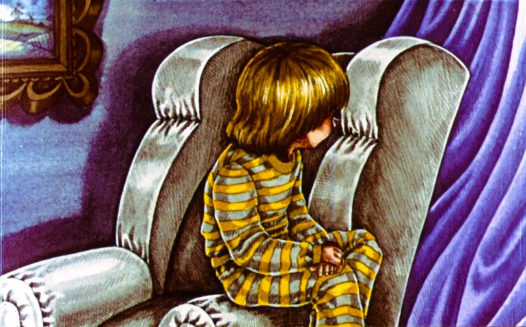 Imaginea ilustrează un copil cu păr lung, așezat pe o canapea, purtând un pijama cu dungi, într-un mediu delicat, cu un perete de fundal mov și o draperie plisată.