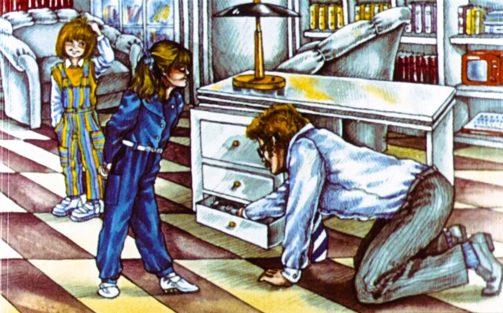 Ilustrație colorată cu trei personaje într-o cameră: două fete observând un bărbat care caută în sertarul unei comode.