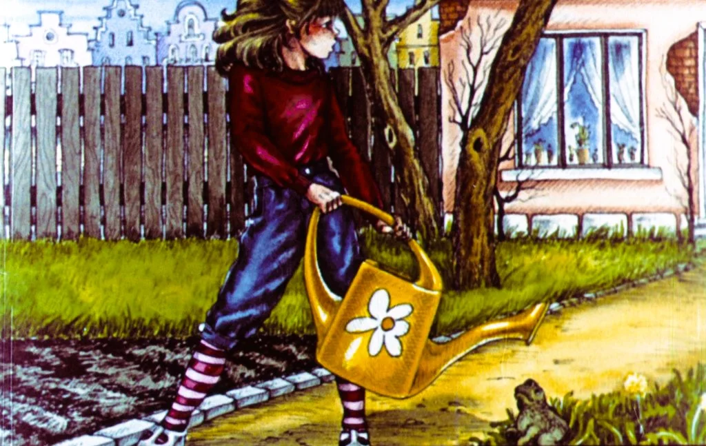 Ilustrație a unei fetițe care udă plantele cu o udătoare galbenă, având un desen de floare albă pe ea, într-un cadru de grădină.