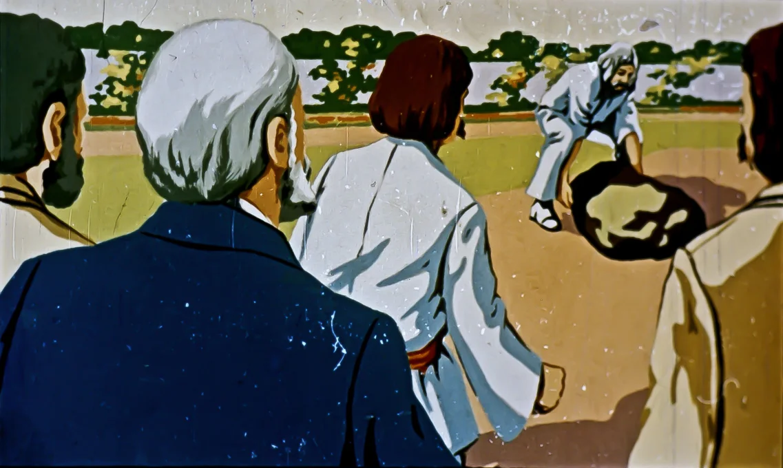 Ilustrație cu un grup de oameni privind un bărbat care ridică o piatră pe un câmp.