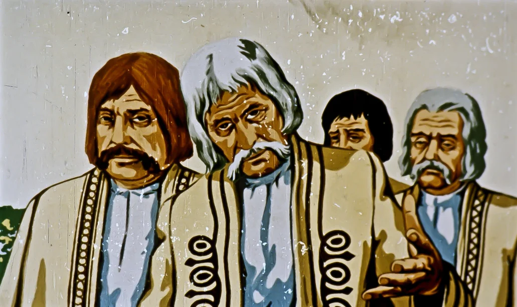 Ilustrație a patru bărbați îmbrăcați în costume tradiționale, cu trăsături faciale distincte și expresii diverse.